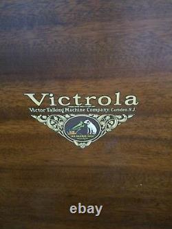 1940s Victrola record player. Works great and has 25 jazz/blues records included