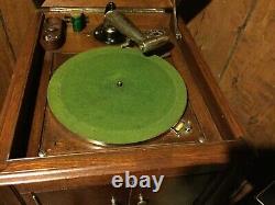 ANTIQUE RCA VICTOR TALKING MACHINE VICTROLA Wind Up Record Player, Phonograph