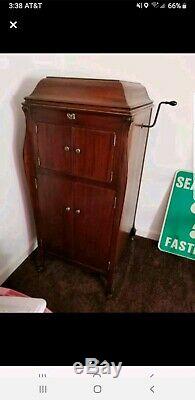 Antique 1918 victrola record player