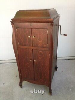 Antique 1920 VV-XI Victor Victrola phonograph cabinet record player with 22 record