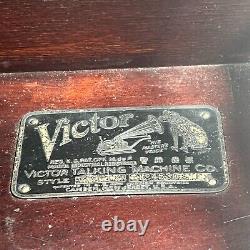 Antique Tabletop Victrola VV-IX Victor Talking Machine Record Player 1916