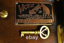 Antique Victorian Victrola VV-300 Phonograph Talking Machine Record Player 27551
