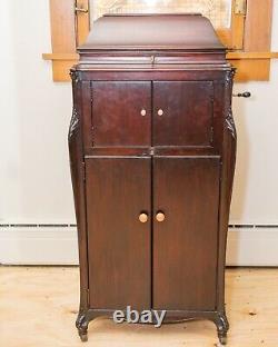 Antique Victrola Phonograph Player, 1904
