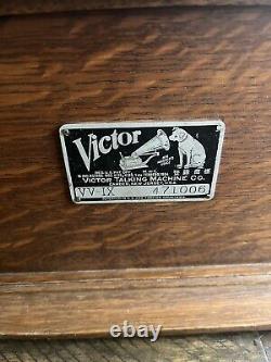 Antique Working Victor Talking Machine Record Player Tabletop VV-IX