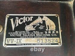 Victor Talking Machine VV-IX Hand Crank Record Player & 10 records 50 needles