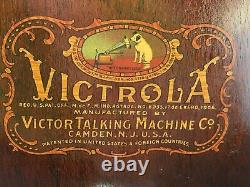 Victor Talking Machine VV-IX Hand Crank Record Player & 10 records 50 needles