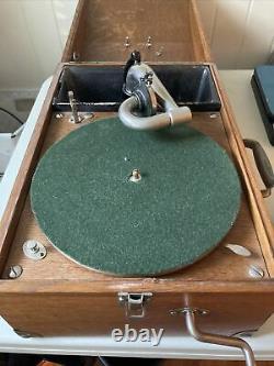Victor/Victrola Talking Machine Company VV-50 Portable Record Player USA