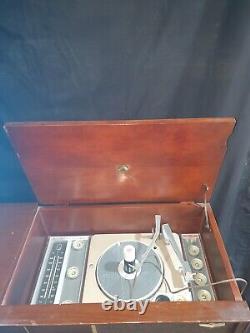 Vintage Console Record Player And Radio, VICTROLA Model VCR-14/ Untested