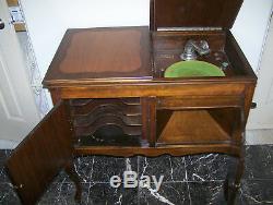 Vintage Victrola console Gramophone record Player, made in 1917 in the USA